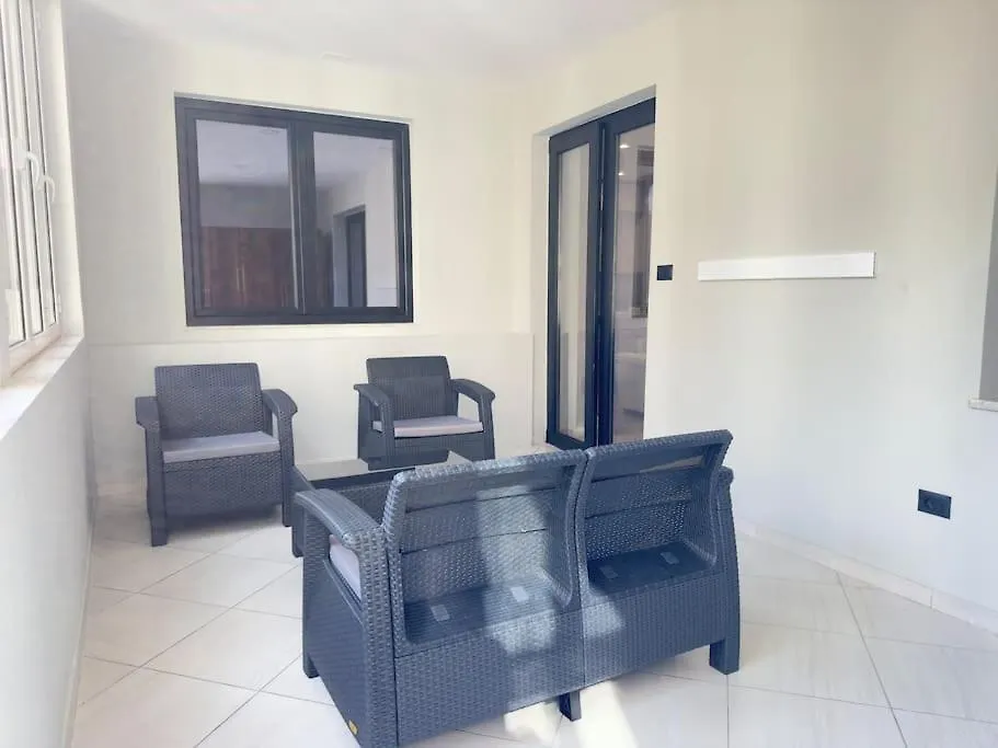 Modern Meets Comfort 2 Bedroom Apartment In Central Bllok 地拉那