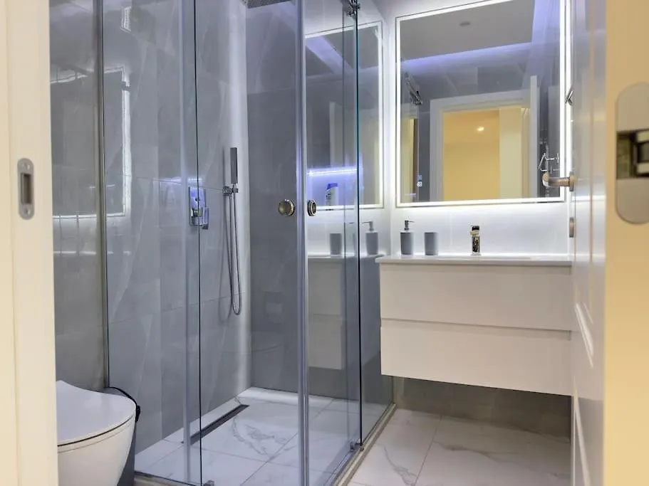 Modern Meets Comfort 2 Bedroom Apartment In Central Bllok Τίρανα 0*,