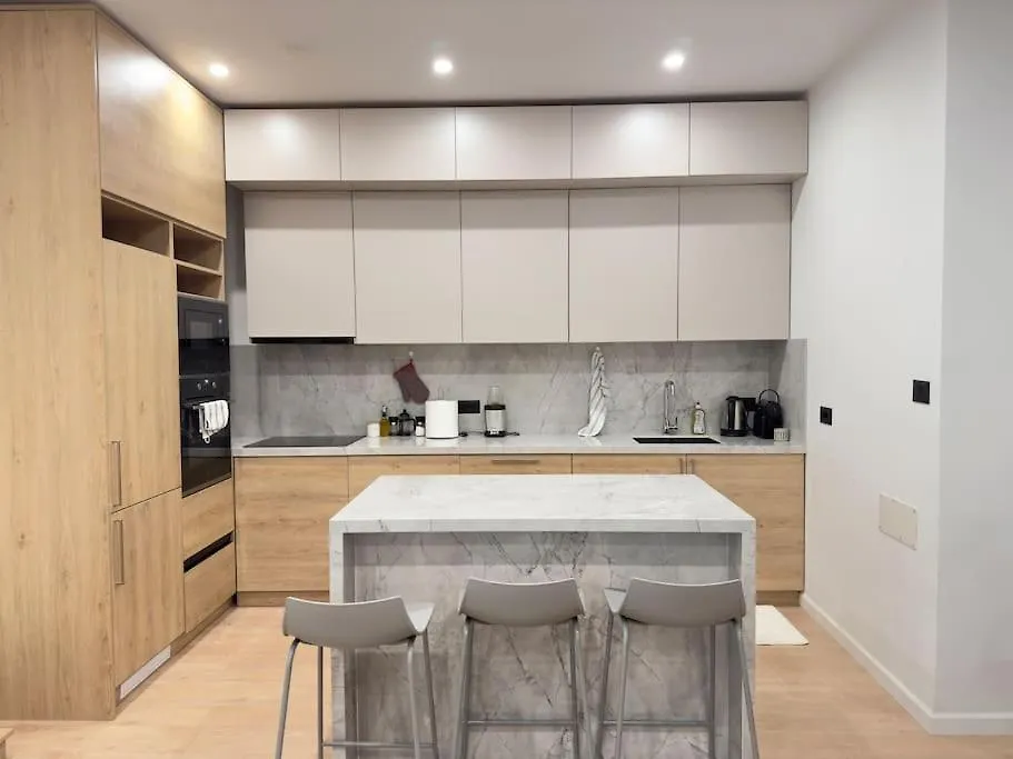 Modern Meets Comfort 2 Bedroom Apartment In Central Bllok 地拉那
