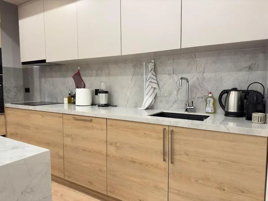 Modern Meets Comfort 2 Bedroom Apartment In Central Bllok 地拉那 阿尔巴尼亚